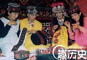 塔吉克族妇女擅长编织怎样的手工艺品